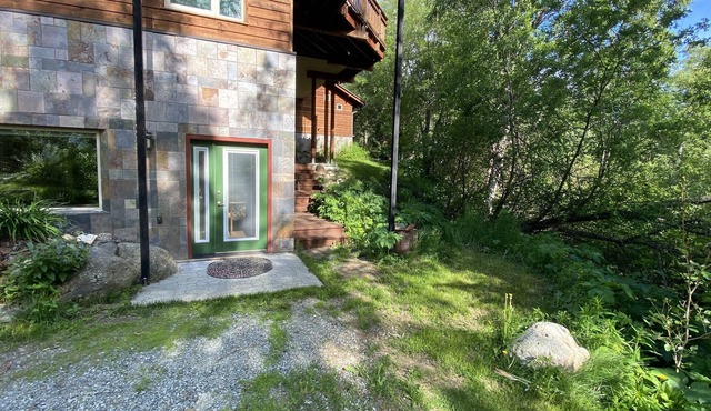 Eagle Peak Guesthouse/Deluxe studio/wilderness stay without the travel hardship
