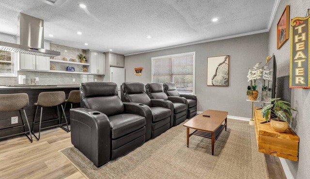 Eastwood: 2 Bdrm, 2nd flr Walk to A&M, King Beds