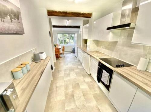 EasyRest - Spacious Detached House - 10 Beds - 5 Bedrooms - 4 Bathrooms - Secure Parking 5 Vehicles - Excellent Road Links - Perfect for Contractors & Large Groups in Grantham