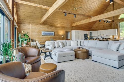 Elegant & Quiet Maine Escape w/Sauna & Deck