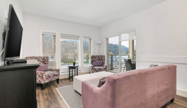 Elevated Escapes: 2BR Overlooking Mountain View! in Harrison Hot Springs