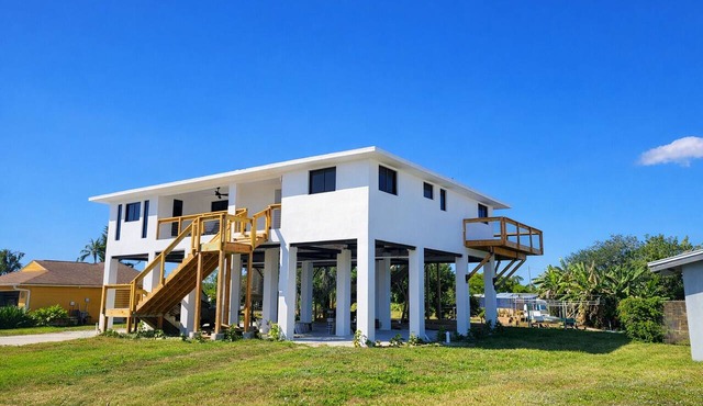 Elevated, Spacious and Modern 4x3. Waterfront with City View.
