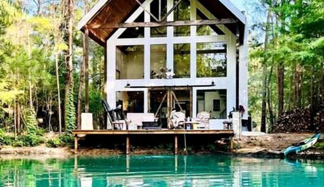 Escape to Elegance: Waterfront Cabin in a Texas Forest – Ideal Glamping Getaway