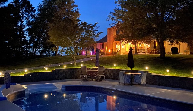 EXCLUSIVE RETREAT - HEATED POOL- TUB - Relax and Enjoy!
