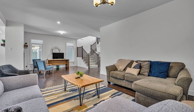 Executive 4BDRM Home | Close to Airport/Downtown in Ottawa