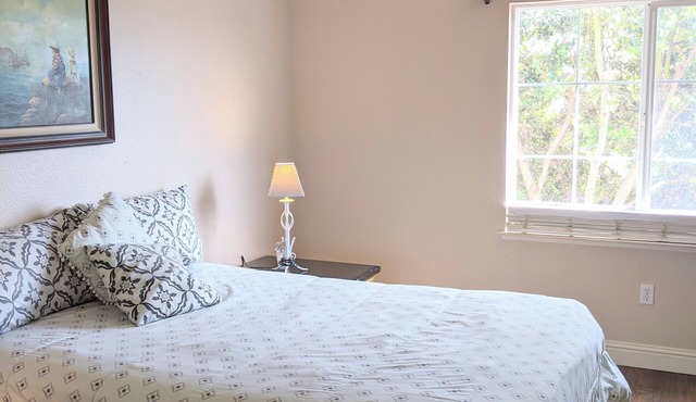 Executive home close to Keller Beach & Point Pinol shoreline extended stay