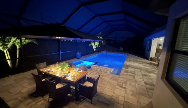 Executive Home. Sleeps 8. Private Pool-Hot Tub in Resort Style Community