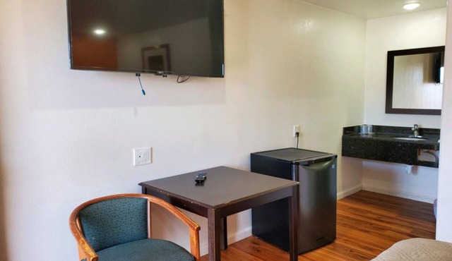 Experience Affordable Comfort Near Oakland Zoo in Queen Room