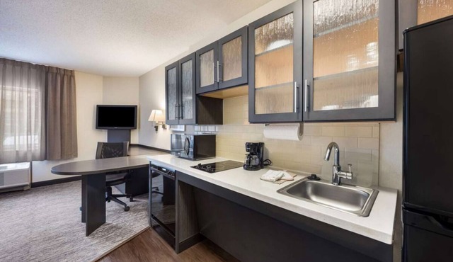 Experience Downtown Glendale in Comfort & Style! Fully-equipped kitchen!