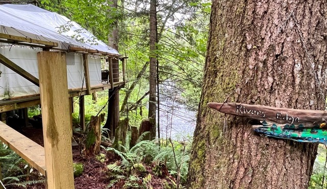 Experience Glamping on a budget! Self contained, quiet, romantic, swim, fish, in Maple Ridge