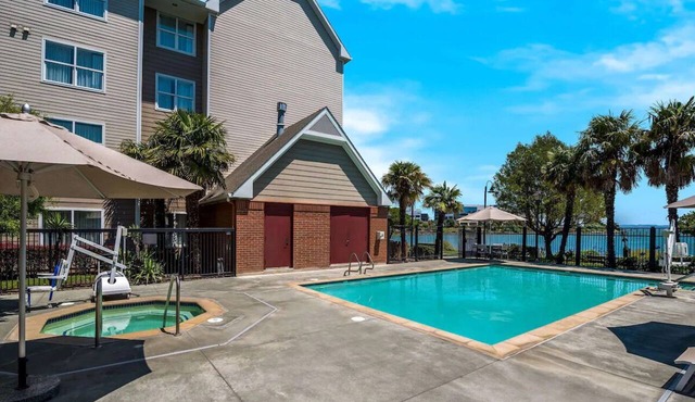 Explore the City! Studio Suite w/Free Breakfast, Free Shuttle, Full Kitchen!