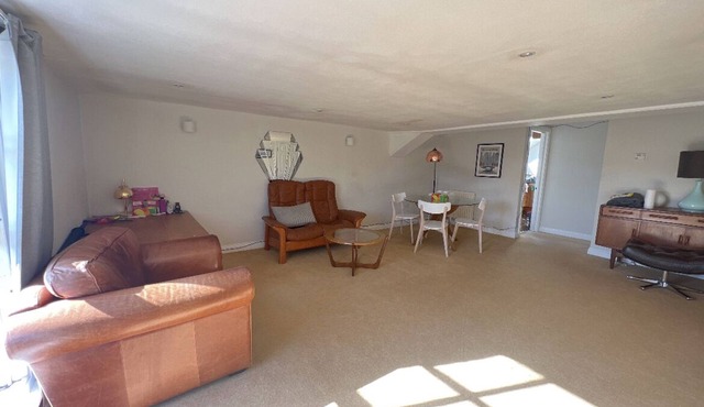 Extremely spacious apartment with amenities in Abingdon
