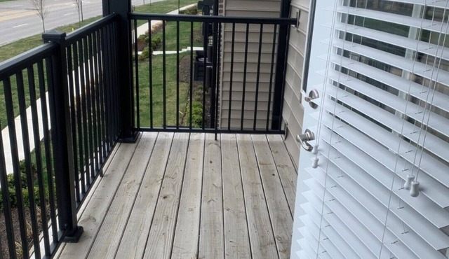 Fabulous on Federated with A/C, top floor, enclosed balcony!