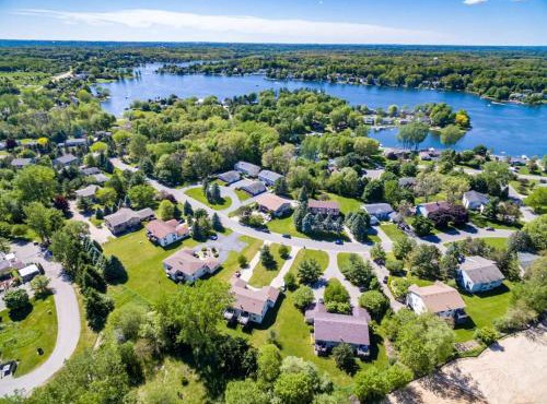 Family-friendly cottages by Lake Bella Vista
