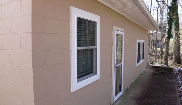 Fantastic 2-bedrm cabin with AC on Kentucky Lake, near Paris Landing State Park.