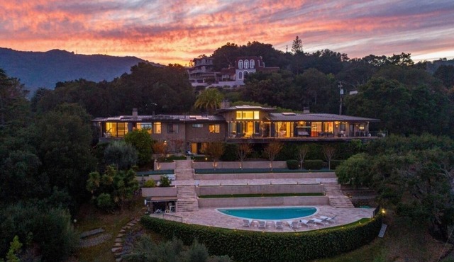 Fantastic 7-bedroom house with AC in Los Altos Hills