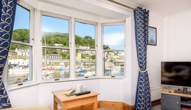Fantastic river side house with garage parking in Looe