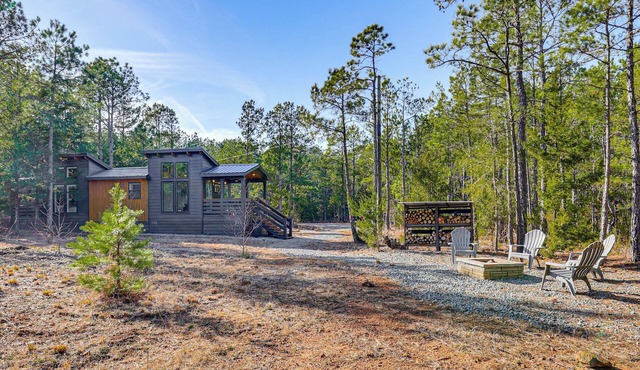 Fire Pit, Deck! Modern Tiny Home in Piney Woods in Linden