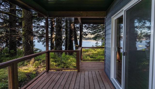 Forest View Cottage- Ocean Views from Private Balcony at Friends by the Ocean