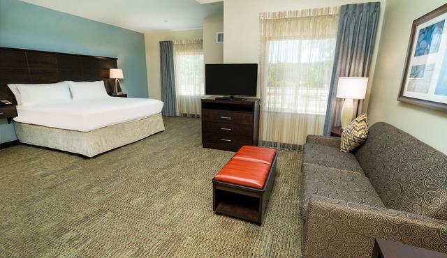 Free Breakfast. Pool. Shared BBQ. King Suite. 30 Min to Oakland Zoo!