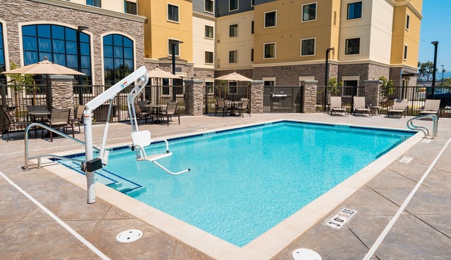 Free Breakfast. Pool. Shared BBQ. 30 Min to Oakland Zoo!