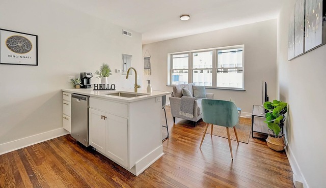 Frontdesk | 1 BR close to Krohn Conservatory