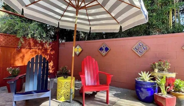 Fruitvale luxury home.Private yard.Fireplace.