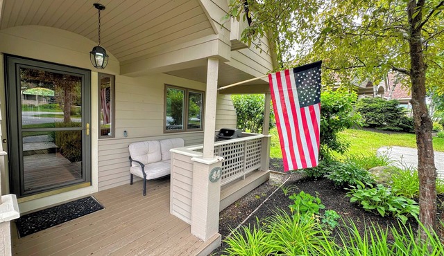 FV44 tastefully updated single level with AC, WiFi, minutes from skiing, Dog Friendly!