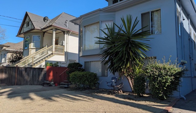 Gallery Look Cozy 2-bedroom apartment WIFI/BART/PARKING in South Berkeley