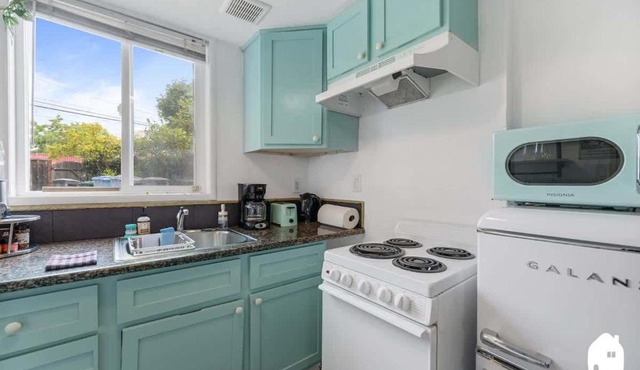 Garden Oasis Cozy Home Near Bart Shop with Parking