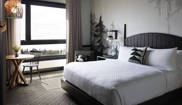 Golden Warmth - Boutique Experience Near Lake Yosemite | Historic Stay