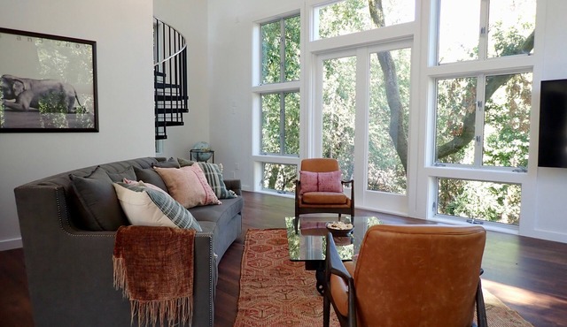 Gorgeous 2Bd + Loft with Deck and Gardens. Soaring 20 ft ceilings, huge windows!