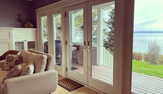 Gorgeous Cozy Spacious Bayfront home with Stunning Views and Beach Access