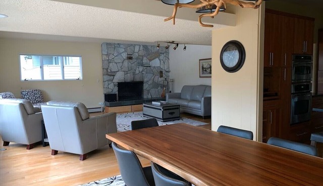 Gorgeous home w/Sauna downtown Anchorage. Walk to dine, coffee & attractions
