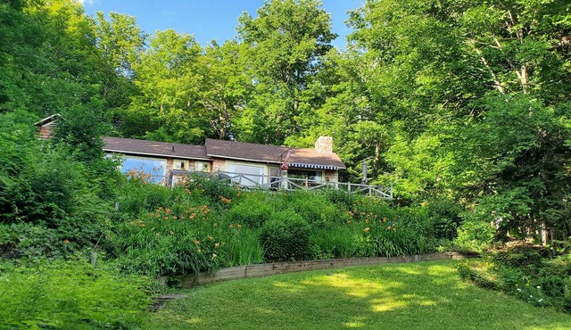 Gorgeous, spacious, 3-bedroom retreat on picturesque Caspian Lake in Greensboro