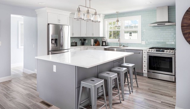 Gourmet Kitchen, Air Conditioning, Walk to Beach