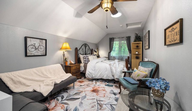 Grayson B&B — Sun-Drenched Executive Suite — Woodinville Wine Country in Monroe