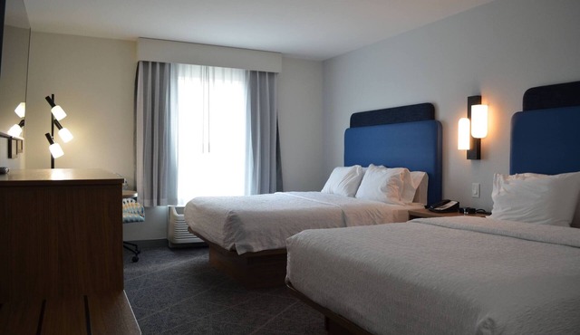 Great Relaxing Stay! Outdoor Pool, Free Breakfast, Onsite Parking!