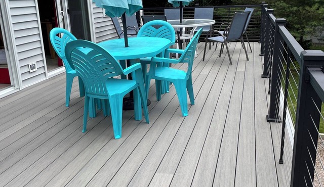 Green Hill Beach 1 Mile - 5 Bedroom with new large deck. Sleeps 9