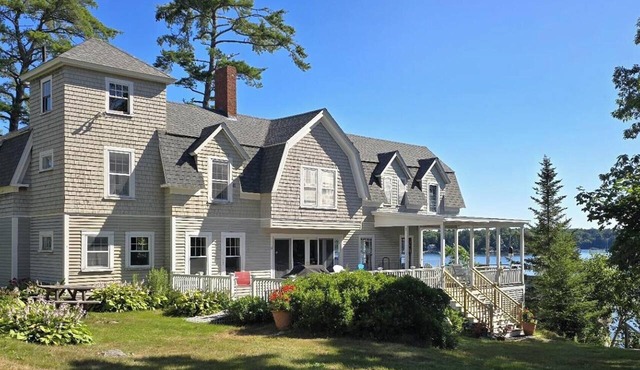 Green Landing: A spacious 4-bedroom house in East Boothbay, ME, with ocean views.