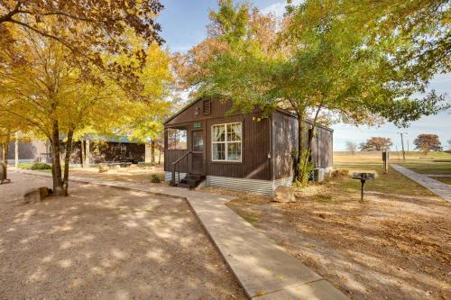 Grill & Dock Access: Waterfront Kerens Cabin