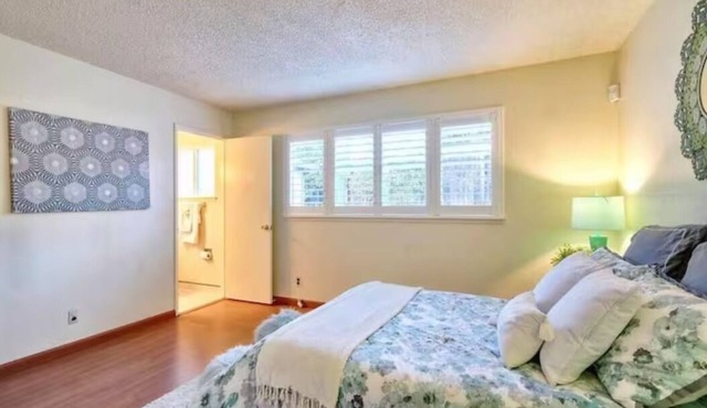 Guest Unit 1 bedroom, 2-rooms, with private entrance and backyard