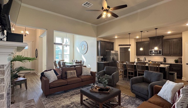 Gusty’s NEW 5BR/3BA 6 Beds Sleeps 11 Near Kyle Field
