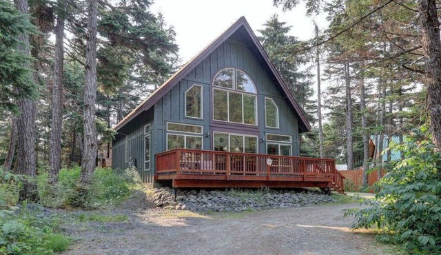Hanging Glacier Chalet | Group Lodge | Sauna