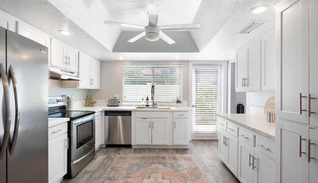 Happy 3BR Abode: sun, pool & patio