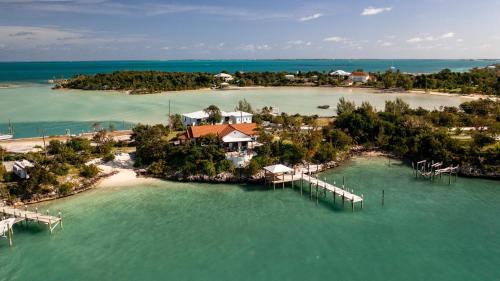 Harbour Beach Villa - large dock & great views! in Marsh Harbour