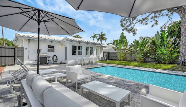 Heated pool, 2 miles from Beach! Updated home: BBQ, large backyard, comfy beds