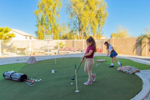 Heated Pool Mini Golf Huge Backyard King Bed in Casa Grande
