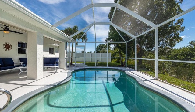 Heated Pool, Waterfront, Quiet, restaurants, beaches, sleeps 6-Villa Cape Haven