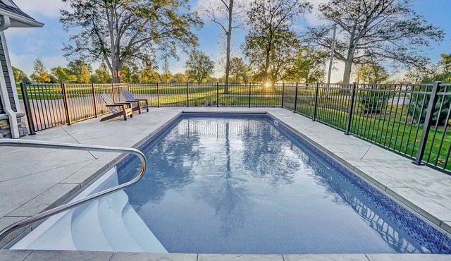 Heated Seasonal Pool, Hot Tub, Golf Course Home with Putting Green, Dogs Welcome